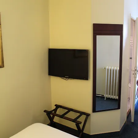 Hotel Saint Cyr Etoile Paris