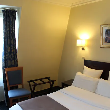 Saint Cyr Etoile 3* Paris