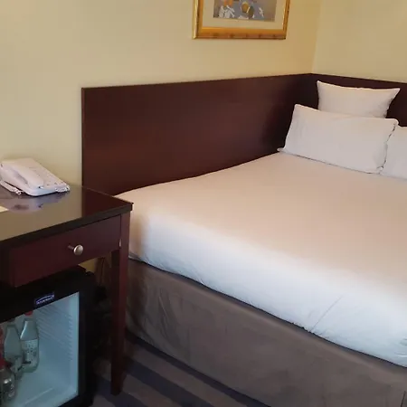 Saint Cyr Etoile Hotel Paris